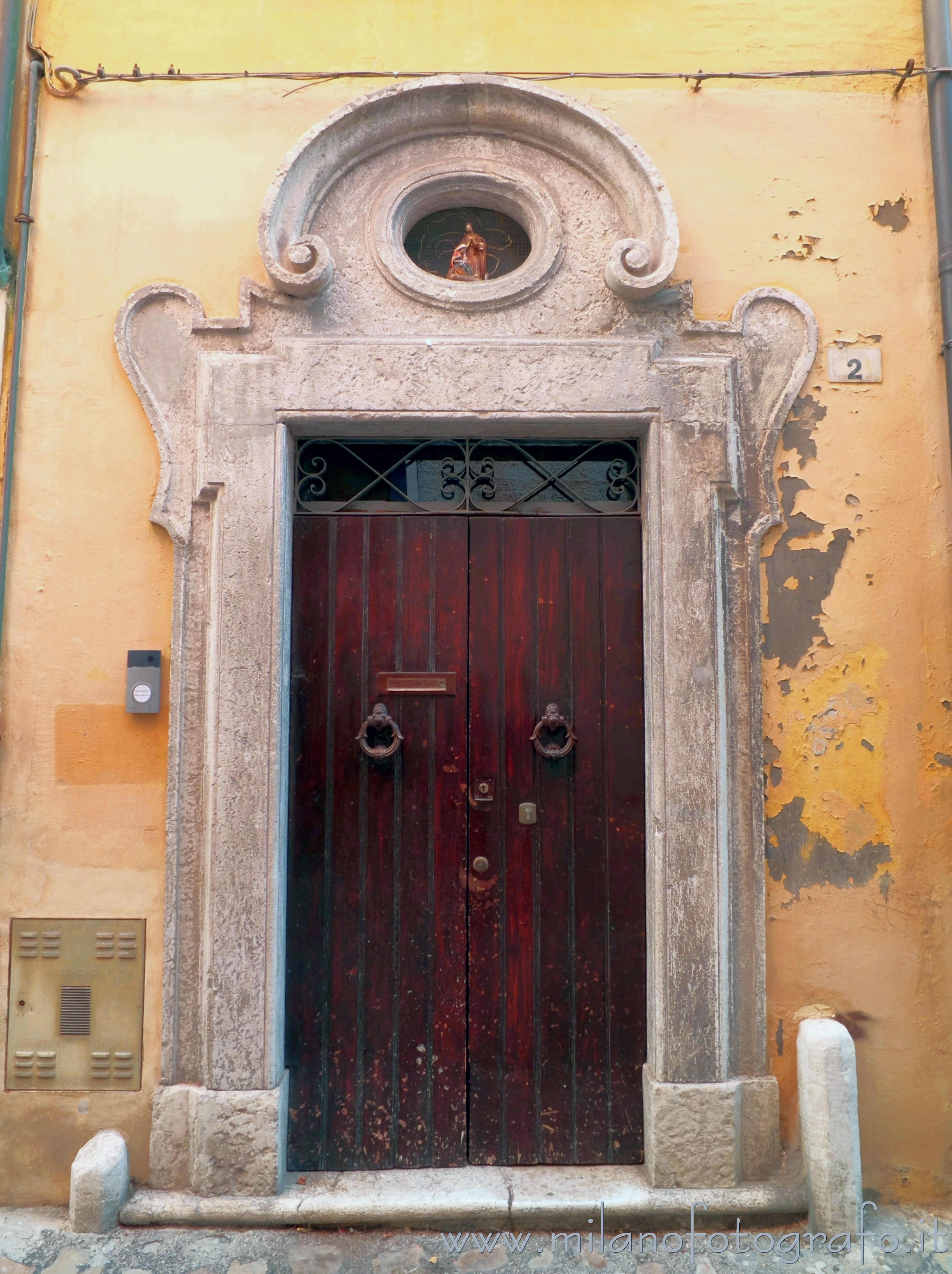 Pesaro (Pesaro e Urbino) - Portone barocco nel centro storico